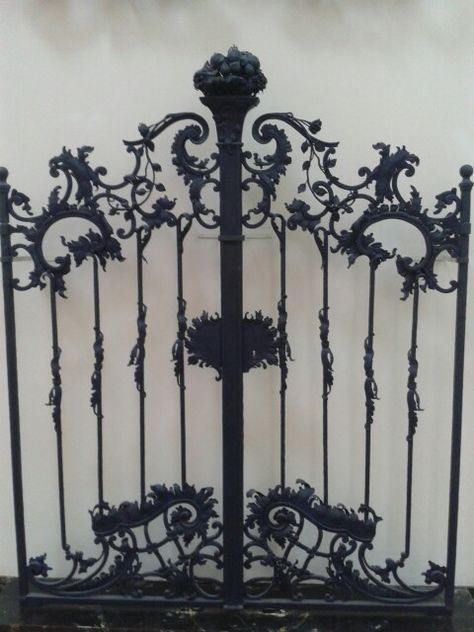 Midnight blue wrought iron fence at the Victoria and Albert Museum in London Decorative Iron Fence, Gothic Fence, Gothic Cottage, Wrought Iron Fence, Goth Garden, Gothic Garden, Wrought Iron Fences, Goth Home Decor, Fence Decor