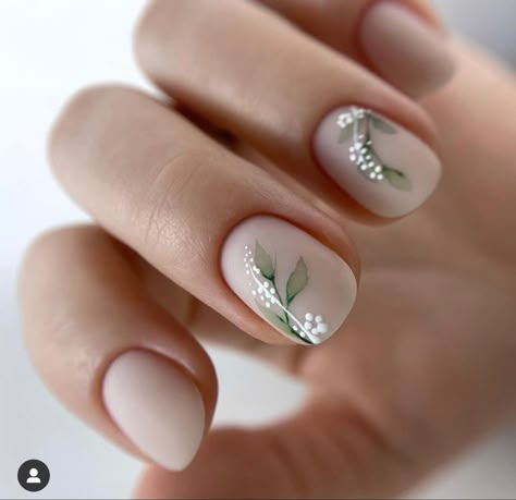 Nail Art Simple Elegant Natural, Nails Almond Valentines, Nail Art Aesthetic Pastel, Nail Art Simple Elegant Classy, Almond Valentines Nails, Nail Art Simple Elegant, Nail Art Cat Eye, Croquette Nails, Golden Nail Art