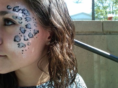 snow leopard face paint - Google Search Face Paint Leopard, Snow Leopard Face Paint, Leopard Face Paint, Family Themed Halloween Costumes, Cat Halloween Makeup, Leopard Halloween, Leopard Makeup, Leopard Party, Full Lace Front Wigs