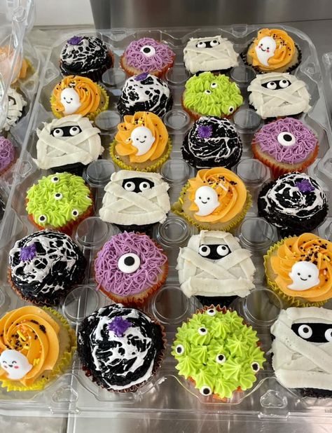 #halloweencupcakes #halloweenpary #halloweencake Haloween Cakes, Donut Ideas, Halloween Torte, Pretty Desserts, Fall Cupcakes, Crocs Fashion, Kid Cupcakes, Cake Frosting Recipe, Cupcake Decoration