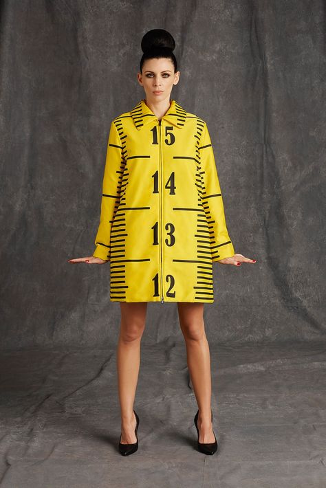 Moschino Pre-Fall 2015 Fashion Show Mode Prints, Pop Art Fashion, Fall 2015 Style, Jeremy Scott, How To Make Clothes, Measuring Tape, 2015 Fashion, Spongebob Squarepants, Pre Fall