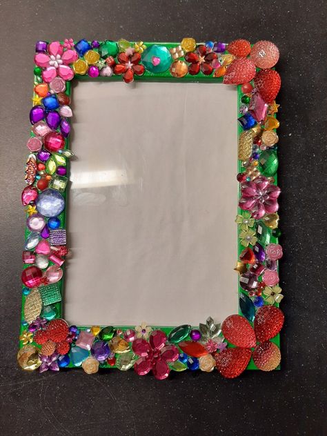 Teen Crafts, Picture Frame Crafts, Bedroom Redo, Bead Frame, Vintage Jewelry Crafts, Sleepover Activities, Craft Room Decor, Crafty Creations, Diy Mirror