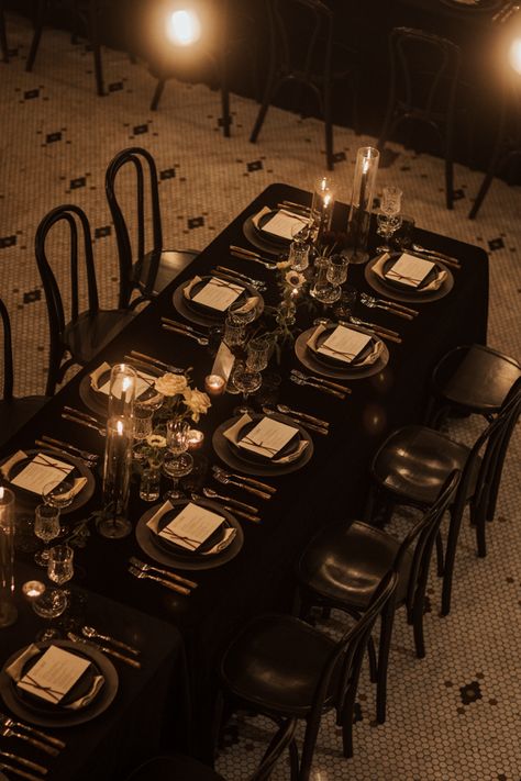 Dark and moody wedding with candles and black accents Vintage Moody Wedding Decor, Wedding Aesthetic Dark, Elegant Moody Wedding, Noir Wedding, Elegant Dark Wedding, Alternative Wedding Aesthetic, Dark Gothic Wedding, Black Wedding Aesthetic Decor, Romantic Gothic Wedding