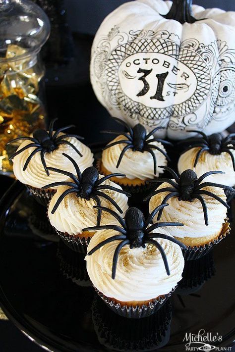 Black And Gold Halloween, Glam Halloween Party, Halloween Bridal Showers, Spider Cupcakes, Gold Halloween, Black And White Halloween, Spider Decorations, Witch Party, Halloween Party Dinner