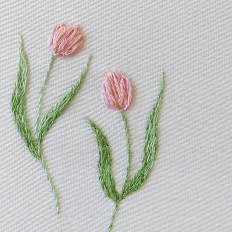 Couture, Upcycling, Patchwork, Tulip Embroidery Tutorials, Peony Embroidery Simple, Embroidered Tulips Flower, Hand Embroidered Flowers Simple, Embroidery Ideas Aesthetic, Simple Embroidery Ideas