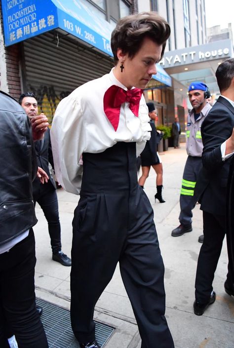 Harry Styles' second shock Met Gala outfit includes big red bow and high-waisted black trousers as he parties until 6am with ex-Kendall Jenner Haikou, Harry Styles Met Gala, High Waisted Black Trousers, Harry Outfits, Met Gala Outfits, Harry Styles Outfit, Gala Outfit, Photographie Inspo, Fred Astaire