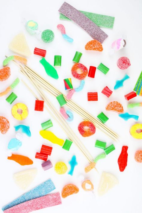 Kabob Party, Easy Party Favor, Candy Kabobs, Girl Birthday Party Favors, Easy Candy, Boy Party Favors, Diy Party Favors, Candy Party Favors, Birthday Candy