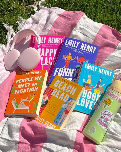 Books To Read On Vacation, Beach Read Emily Henry, Emily Henry Books, People We Meet On Vacation, Beach Reads, College Romance, Emily Henry, Beach Read, To Be Read