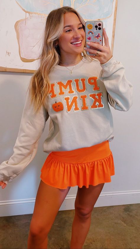 Are you as pumpkin obsessed as us?! If yes, this is the crewneck for you! Patch Crewneck, Preppy Fall Outfits, Long Sleeve Baseball Tee, Matching Sets Outfit, Preppy Fall, Fall Denim, Puff Long Sleeves, Cute Preppy Outfits, Monogram Styles