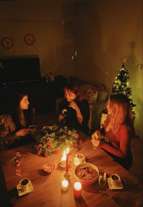 Christmas Time With Friends, Cozy Christmas Night Aesthetic, Jazzy Christmas Aesthetic, Cozy Christmas With Friends, Fun Christmas Aesthetic, Funny Christmas Aesthetic, Christmas Aesthetic Cozy Couple, Christmas Dinner Friends Aesthetic, Christmas In College