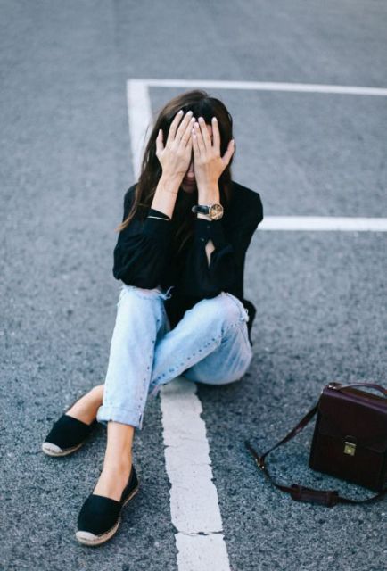 Casual look with espadrilles, black blouse and jeans Espadrilles Flats Outfit, Black Espadrilles Outfit, Flat Espadrilles Outfit, Espadrilles Outfits, Espadrilles Outfit, Foto Top, Pullover Outfit, Hipster Outfits, Black Espadrilles