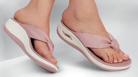 Las chanclas de Skechers más cómodas y bonitas: arrasan en 3 colores Pretty Sandals, Platform Loafers, Womens Sandals Flat, Womens Flip Flop, Flat Sandals, Flip Flops, Pie, Wedges, Loafers