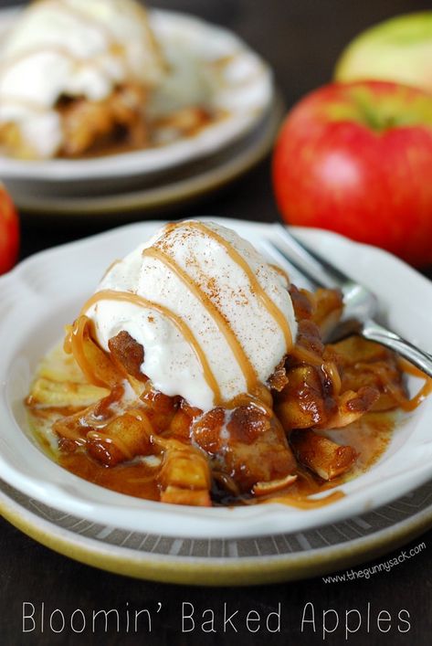 Bloomin' Baked Apples taste like apple pie with an ooey, gooey caramel center! This is an easy dessert recipe for fall and it's made with Honeycrisp apples. Blooming Apple Recipe, Baked Apples Recipe, Baked Caramel Apples, Blooming Apple, Baked Apple Dessert, Blooming Apples, Caramel Apples Recipe, Baked Apple Recipes, Baked Caramel