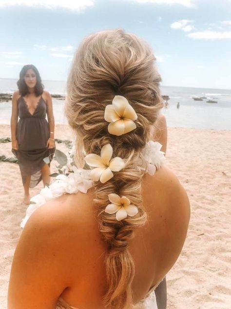 Hawaii beach wedding hair flower hibiscus Haku Lei Hairstyles, Hawian Style Hair, Hairstyles With Hawaiian Flower, Hawaii Hair Styles, Hibiscus In Hair, Hawaiian Wedding Hair, Beach Wedding Hairstyle, Vacations Hairstyles, Tropical Hairstyles Beach