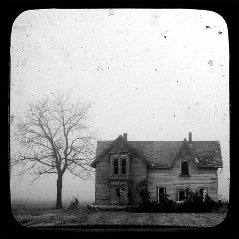 Spooky Old House, Old House Photography, Old House Aesthetic, Back To The Old House, Ghost Film, Herbert West, Drawing Elements, Prairie Farmhouse, England House