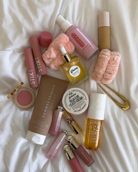 Makeup Bag Essentials, Sephora Skin Care, Warm Fragrance, Pretty Skin Care, Pretty Skin, Makeup Obsession, Luxury Makeup, Makeup Items, Makeup Essentials