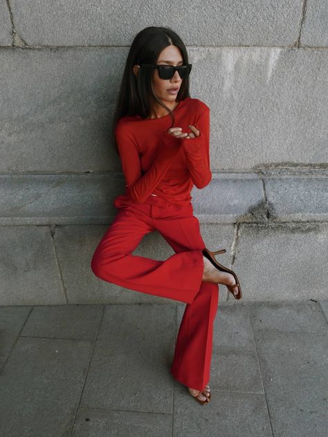 Monochromatic Red Outfit, Monochromatic Outfit Casual, Red Monochromatic Outfit, Minimalist Outfits Women, Red Monochromatic, Wardrobe Goals, Monochromatic Outfit, City Outfits, Stay Classy