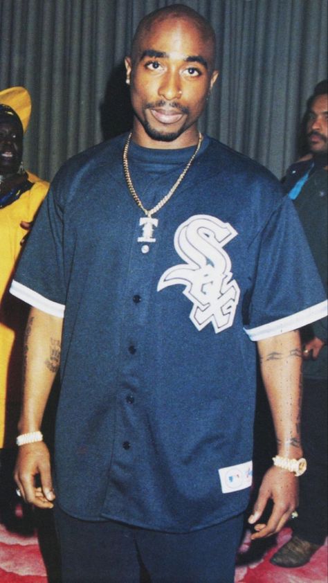 Tupac Outfits, Tupac Shakur Thug Life, 2pac Pictures, Tupac Shakur Quotes, Look Hip Hop, Cultura Hip Hop, Tupac Makaveli, 90s Rappers, Mode Hip Hop