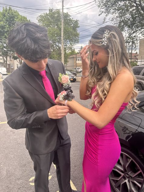 Prom Couples Pink, Black Couple Prom, Prom Date Pictures, Prom Dresses Aesthetic, Couple Prom Pictures, Prom Photography Poses, Sheath Prom Dress, Prom Dates, Nicole Fashion