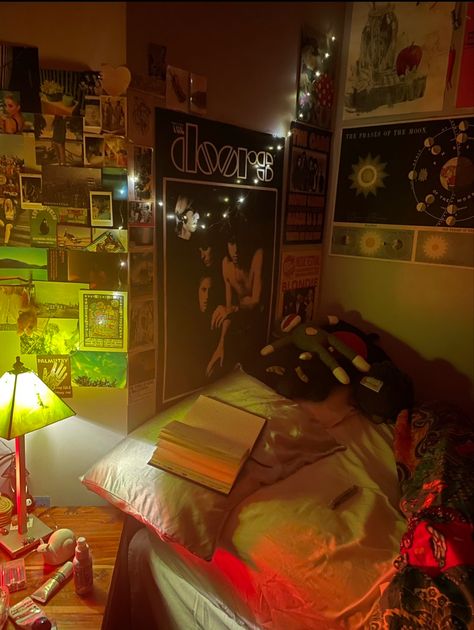 #bedroom #bedroomideas #hippie #grunge #70s #bed #60s #60sfashion #hippiestyle #70sfashion #aesthetic #coquette 70s Theme Room, 90s Grunge Bedroom, 70s Decor Bedroom, 60s Bedroom Aesthetic, 60’s Bedroom, 70s Room Aesthetic, 70s Bedroom Ideas, 70s Bedroom Aesthetic, 70s Style Bedroom