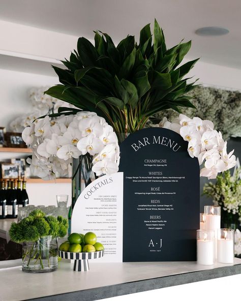 La Bouquet on Instagram: “Tropical romance is on the menu.. we had so much fun styling this event! Info@labouquet.co | 1300 LB FLOWERS #lbeventsnoosa #eventsnoosa…” Simple Cocktail Hour Decor, Wedding Party Ideas Decoration, White Green And Black Wedding, Wedding Detail Ideas, Black Tropical Wedding, Classy Wedding Theme, Tropical Elegant Wedding, Flower Bar Ideas, Tropical Glam Wedding