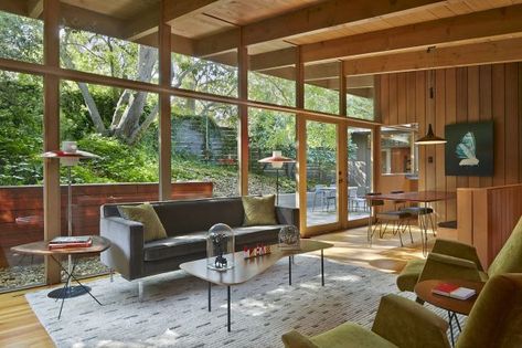 Berkeley architect Joanne Koch was drawn to her home's earthy Northern California design and tried to achieve a balance of indoor-outdoor living space for her family. Photo: Bruce Damonte Mid Century Modern Renovation, Minimalist Dekor, Modern Renovation, Interior Minimalista, Mid Century Living, Mid Century Living Room, Mid Century Modern Living, Mid Century Architecture, Casa Vintage