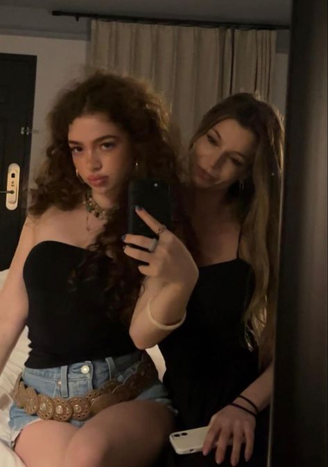 Demi Kalogeras, Kalogera Sisters, Perfect Curly Hair, Kalogeras Sisters, Sister Photos, Sister Outfits, Art Parody, Hair Routine, Aesthetic Pics