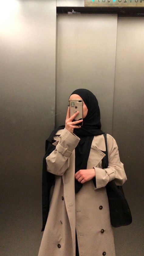 Hijab Fashion University, Abaya For University, Hijab Style For University, Modest Hijabi University Outfits, Abaya Uni Outfits, Hijabi Trench Coat, Beige Trench Coat Outfit Hijab, Hijabi Selfie Aesthetic, Hijabi Clean Girl Aesthetic