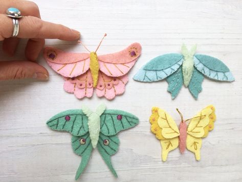 Wings Sewing Pattern, Garland Bouquet, Felt Butterflies, Felt Butterfly, Spring Butterflies, Felt Bouquet, Mushroom Crafts, Butterfly Mobile, Tutorial Ideas