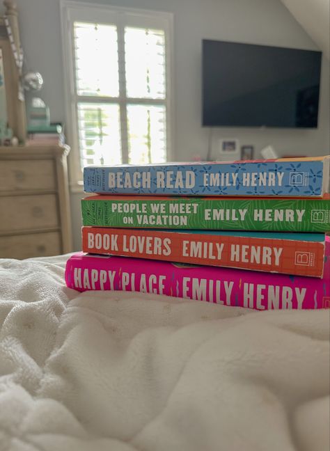 Emily Henry Books Aesthetic, Rom Com Books Aesthetic, Happy Place Book, Emily Henry Books, Book Lovers Aesthetic, Cute Books, Best Books Of All Time, Book World, Emily Henry