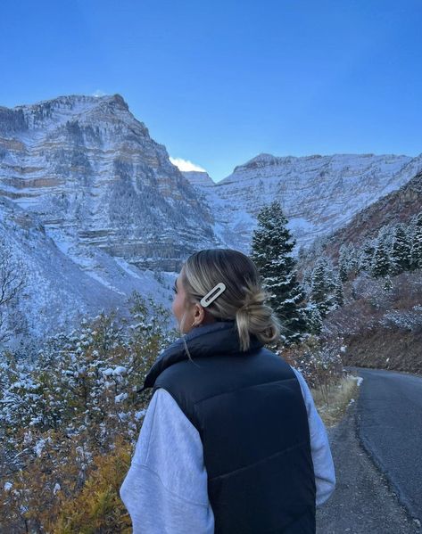 Nature, Pic Inspo Mountains, Colorado Instagram Pictures, Granola Girl Hairstyles, Colorado Photo Ideas, Yellowstone Outfit Ideas, Mountain Outfit Winter, Halle Sandberg, Alaska Outfits