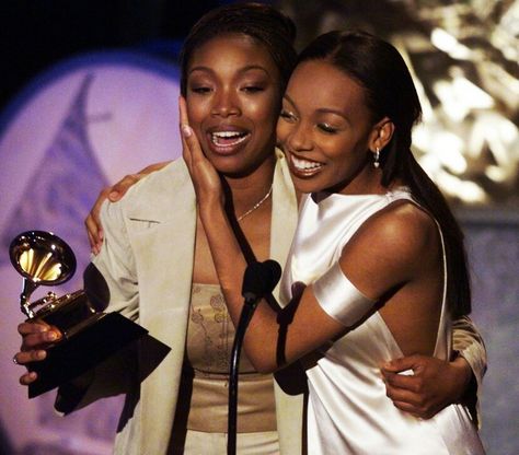 Brandy & Monica win their Grammy Brandy And Monica, Monica Arnold, Brandy Monica, Brandy Norwood, Famous People Celebrities, 90s Outfits, Show Makeup, Homescreen Wallpaper, Black Queen