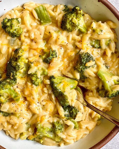 Dinner With Orzo, Orzo Salad Dressing, Orzo With Broccoli, Cold Orzo Salad, Orzo Salad Recipes Cold, Wildfit Spring, Orzo Salad With Chicken, Bacon Orzo, Broccoli Cheddar Orzo