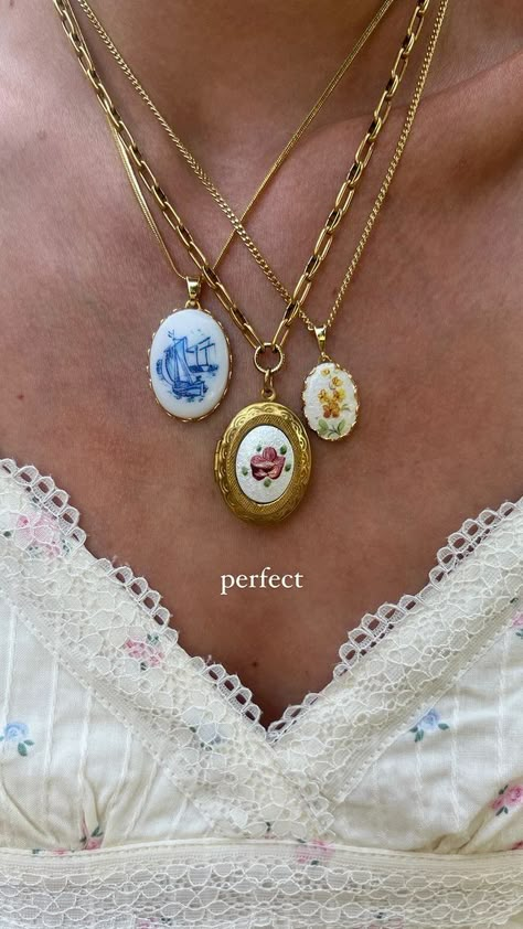 Making Beaded Jewelry Aesthetic, Jewelry Styling Ideas, Dainty Jewelry Stack, Cool Gold Necklaces, Aesthetic Jewelry Pictures, Cool Girl Gifts, 90’s Jewelry, 90s Jewelry Aesthetic, Acssesories Aesthetic