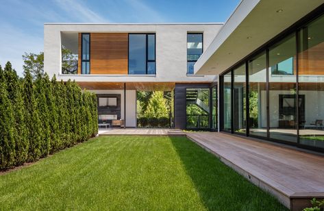 An Indoor/Outdoor Home in Minneapolis Defies a Harsh Climate #dwell #modernhomes In Out, L Shaped House, Architecture Set, Minnesota Home, Casa Container, Casa Exterior, Loft House, Massage Room, Wood Patio