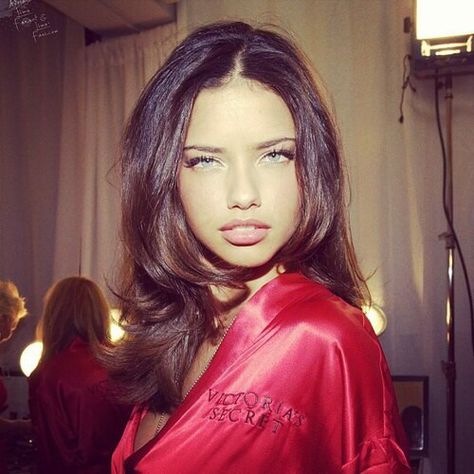 Short hair Adriana Lima Hair, Adriana Lima Makeup, Adriana Lima Young, Adriana Lima Style, Adriana Lima Victoria Secret, Victoria Secret Makeup, Vs Models, Victoria Secret Fashion, Victoria Secret Fashion Show