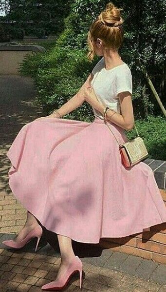 @irenaodynets Rok Outfit, Classy Skirts, Rock Outfit, Outfit Trends, Pink Skirt, Pink Shoes, Mode Vintage, Ladies Dress Design, Modest Dresses