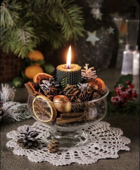 Christmas Candle Centerpiece, Jul Diy, نباتات منزلية, Christmas Candle Decorations, Table Scapes, Natural Christmas, Candle Centerpieces, Center Pieces, Fall Table