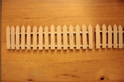 Popsicle stick fence idea Popsicle House, Popsicle Stick Houses, Paddle Pop, Diy Popsicle, Popsicle Crafts, Pop Stick, Fairy Furniture, Popsicle Stick Crafts, Diy Fairy