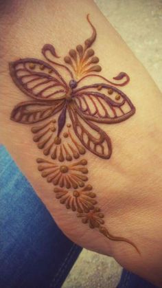 Butterfly henna Henna Animals, Henna Butterfly, Henne Tattoo, Tattoos Butterfly, Cute Henna Tattoos, Jagua Henna, Cute Henna, Henna Ideas, Henna Tattoo Hand