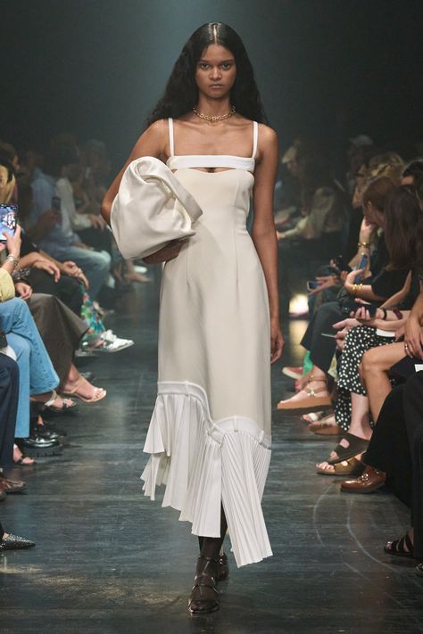 Date Outfit Summer, Runway Dresses, Runway Trends, Spring 2024, Couture Fashion, Minimalist Fashion, Spring Summer Fashion, Paris Fashion, Runway Fashion