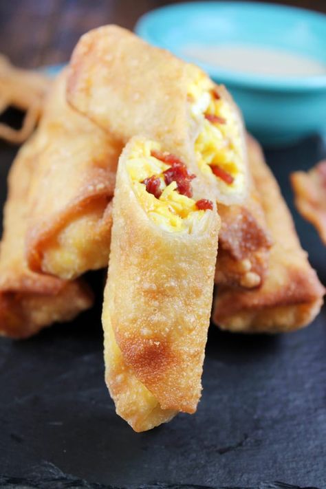 Bacon Egg and Cheese Egg Rolls are a handheld breakfast treat the whole family will have fun with. You'll love the outside crunch! Breakfast Wonton Recipes, Egg Roll Breakfast Recipes, Fried Rolls, Breakfast Egg Rolls, Cheese Egg Rolls, Egg Wraps, Egg Roll Filling, Egg Rolls Recipe, Bariatric Food