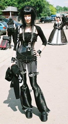 Punk Outfits Fishnets, Old School Goth Fashion, Cybergoth Outfit Women, Maximalist Punk Fashion, Cybergoth 2000s, Dark Punk Outfits, Cool Unique Outfits, Futuristic Goth Fashion, Goth Clothes Ideas