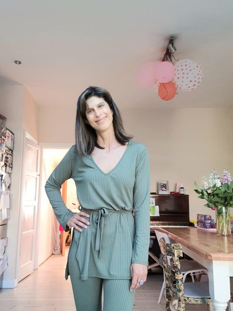 School run mum outfit ideas (that don't involve a stripey top!) AD School Run Outfit Mum, School Run Outfit, Run Outfit, Loungewear Chic, Beauty Hacks Skincare, Cream Jumper, Jeans Models, Dress Cover, Printed Midi Dress