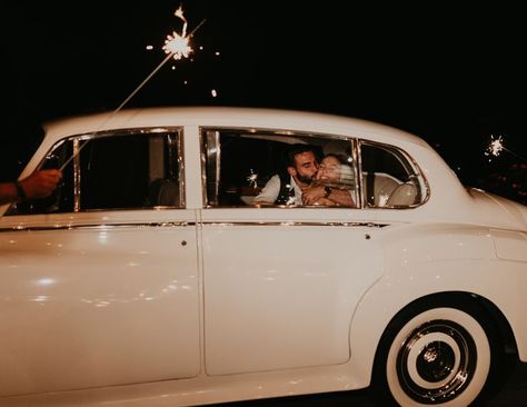 Wedding Getaway Car, Wedding Getaway, Getaway Wedding, Car Wedding, Just Married Car, Vintage Car Wedding, Wedding Exit, Bear Wedding, Old Vintage Cars