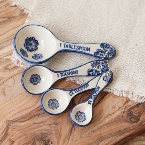 Bake in style with these super pretty measuring spoons from Sass & Belle! Perfect for your next cake! Baking Cute, Cute Ceramics, Traditional Style Kitchen, Gifts For A Baker, Vintage Kitchen Decor, Antique Inspiration, Blue Willow, Oui Oui, Vintage Country