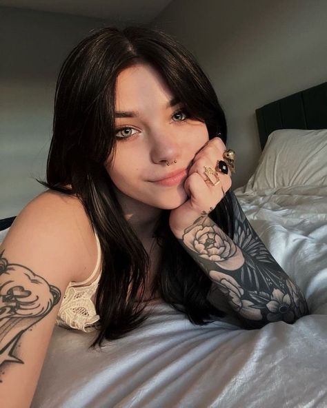 Chica Dark, Ladies Of Metal, Simple Makeup Looks, Pretty Selfies, Inked Girls, Beautiful Tattoos, Film Movie, Dark Hair, Girl Tattoos