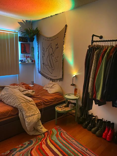 Darker Bedding Ideas, Vintage Mens Bedroom, Room Ideas Lights, Vintage Aesthetic Room Decor Ideas, Apartment Bedroom Boho, Room Plants Ideas, Rockstar Gf Bedroom, Chill Room Ideas Bedrooms, 70s Bedroom Ideas