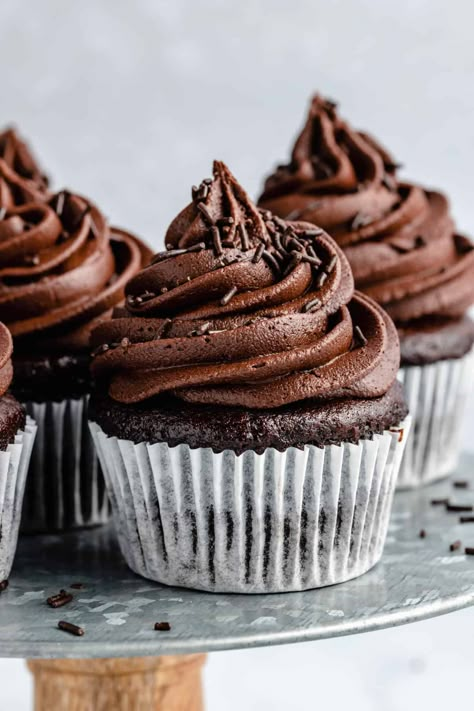 Ganache Recipe Frosting, Vegan Chocolate Cupcake Recipe, Devils Food Cupcakes, Vegan Chocolate Frosting, Vegan Chocolate Cupcakes, Patisserie Vegan, Dark Chocolate Cupcakes, Chocolate Cupcakes Moist, Cupcake Recipes Chocolate