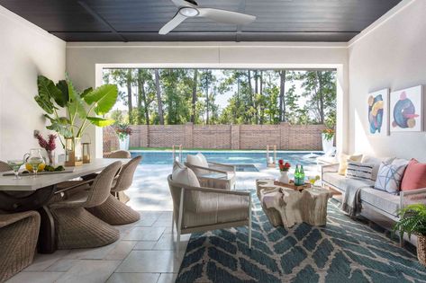 Interior designers and architects share insights on lanais, how they differ from other outdoor structures, and how to best make use of these outdoor spaces. Lanai Porch, Florida Lanai, Outdoor Gathering Space, Trendy Home Decor, Interior Photo, Indoor Outdoor Living, Entertaining Guests, Lounge Areas, Outdoor Rooms